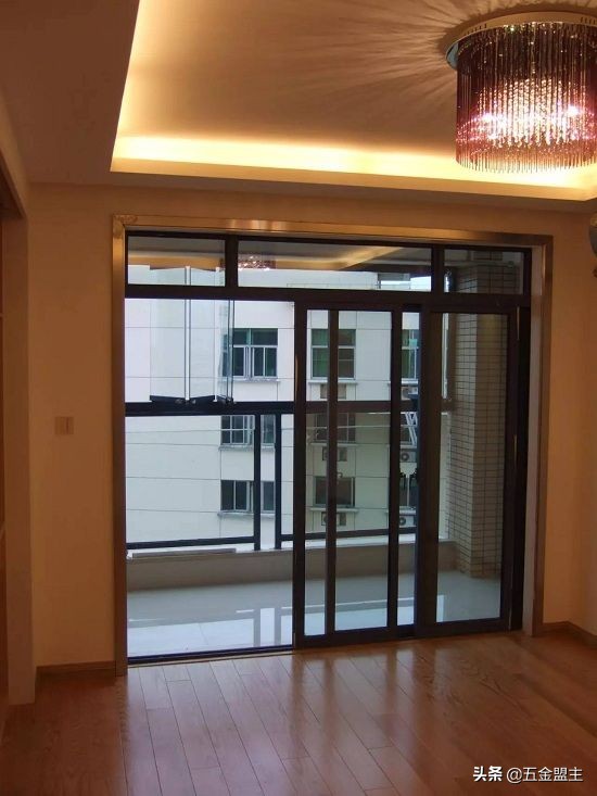 新装修房子玻璃窗户怎么清理,窗户玻璃贴膜怎么清理