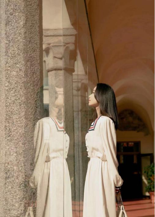 倪妮又有“小心思”？一身白裙简约复古，气质拿捏得足足的