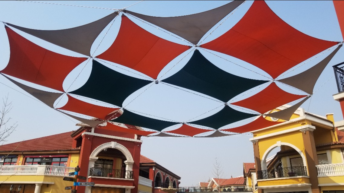 疫情向好，奥莱村迎客，微信步数可兑现金券，阿迪耐克门口排长龙