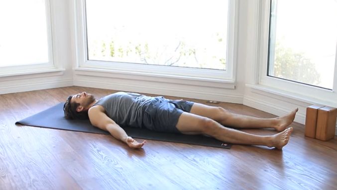 一个动作通畅腿上六条经络,双手交叉养生通经络