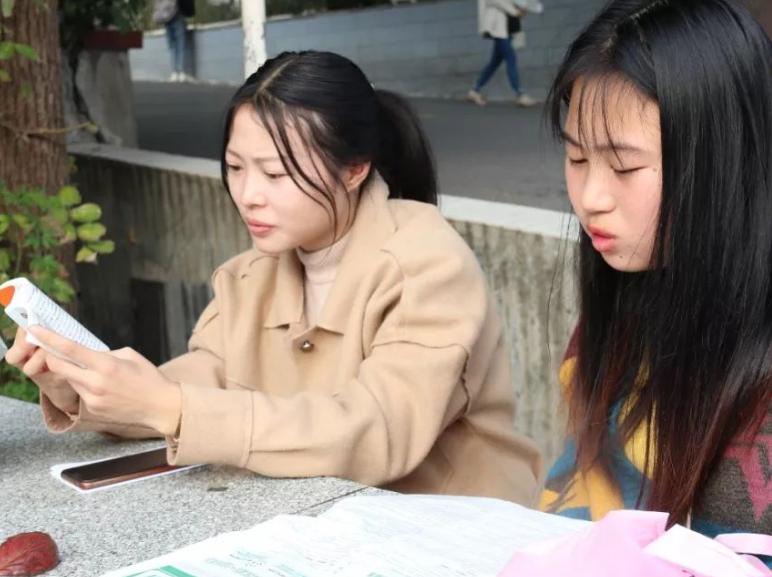 为什么现在报考教师的人少了,为什么报考教师资格证一直待审核