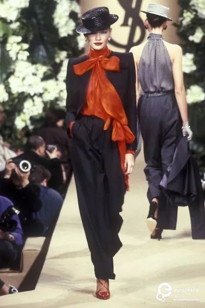 那个卖口红的YSL，教会女孩不色情的穿黑*袜丝**