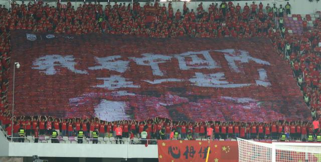 球迷为詹姆斯送上的是MVP呼声，广州足球迷为中国队送上的是什么