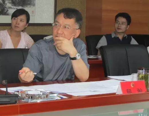 720万名表拍卖背后：公安局长与女下属酒店开房被*拍偷**敲诈，销毁证据后放人