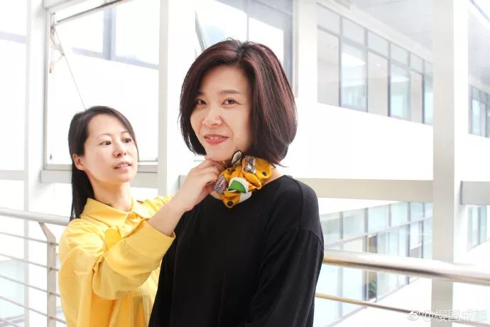 从服装外企高管到独立设计师,她把文学作品做成丝巾系在脖子上