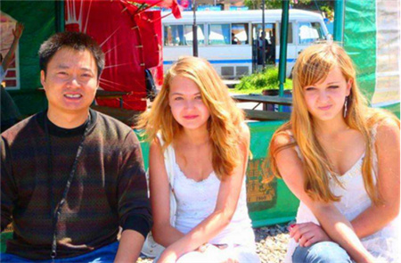 荷兰美女街头卖糖果,荷兰街头美女吃糖