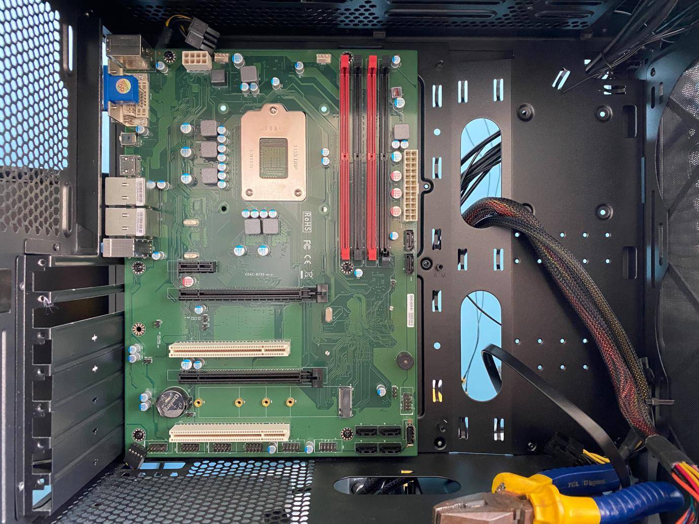 电脑系统是装在主板还是cpu上,电脑换了cpu和主板要重新装系统吗