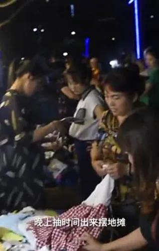 美女摆地摊卖牛奶赚百万,女子摆地摊年入百万