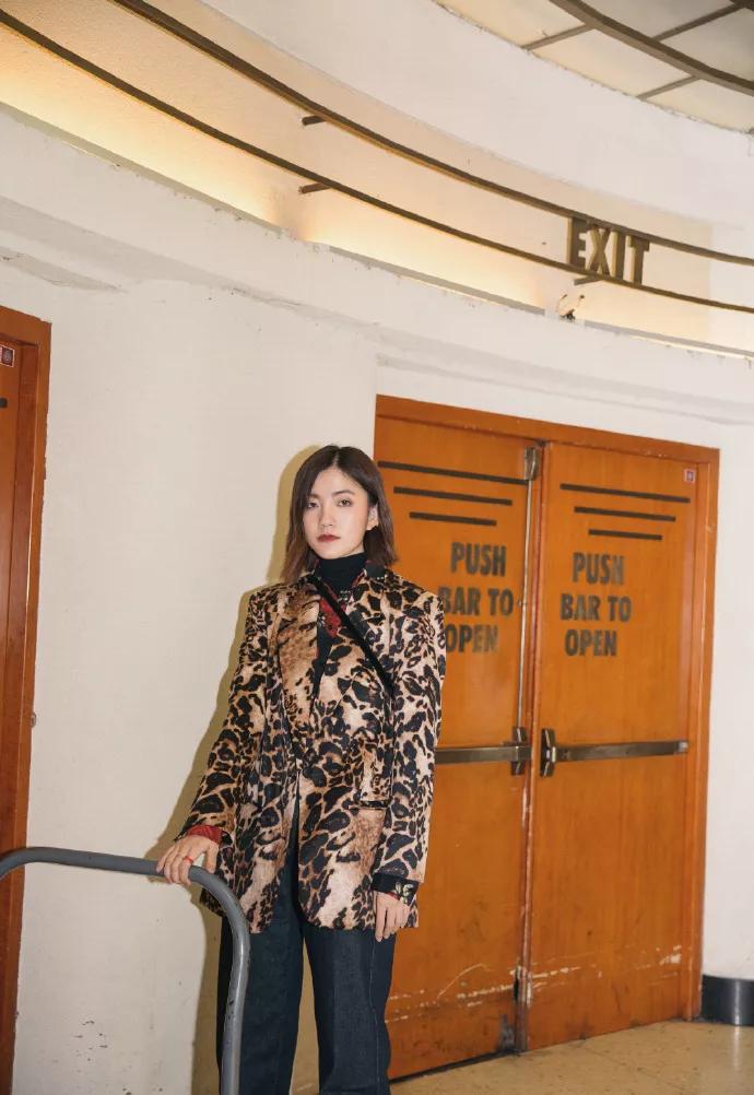 最新款的腰包简单一点,斜挎腰包最值得入手的大牌