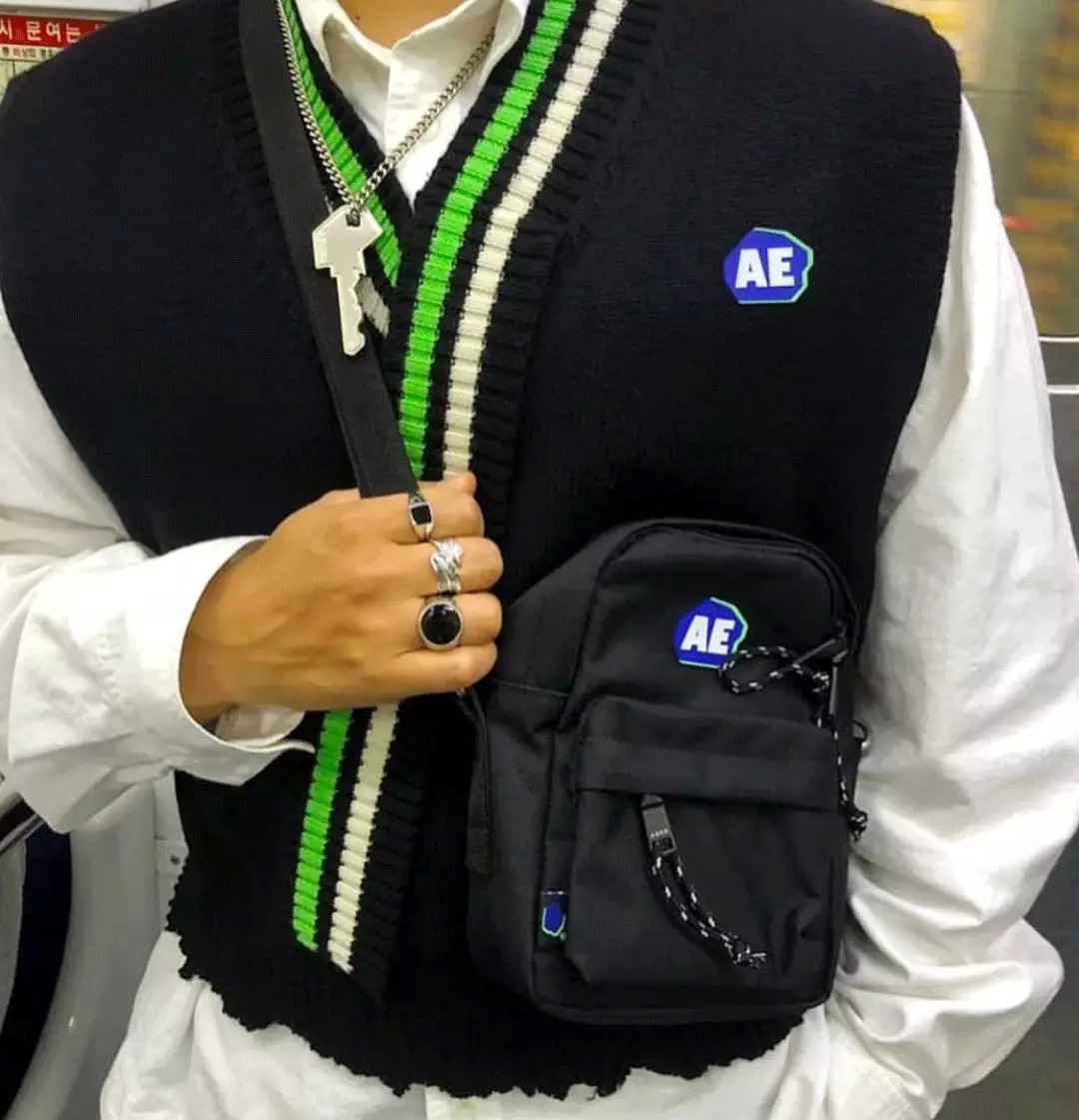 周冬雨刘雯同款毛衣,大表姐刘雯同款绿色开衫毛衣