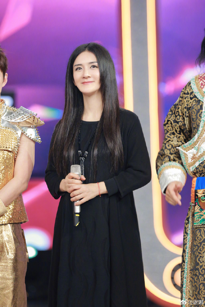 谢娜晒女儿做的手工,谢娜晒俩女儿送的节日礼物