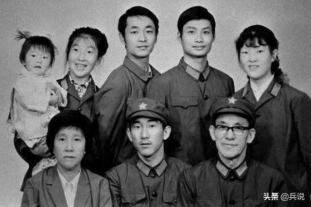 向对越作战壮烈牺牲的战友致敬,对越自卫反击战烈士陵园老母亲