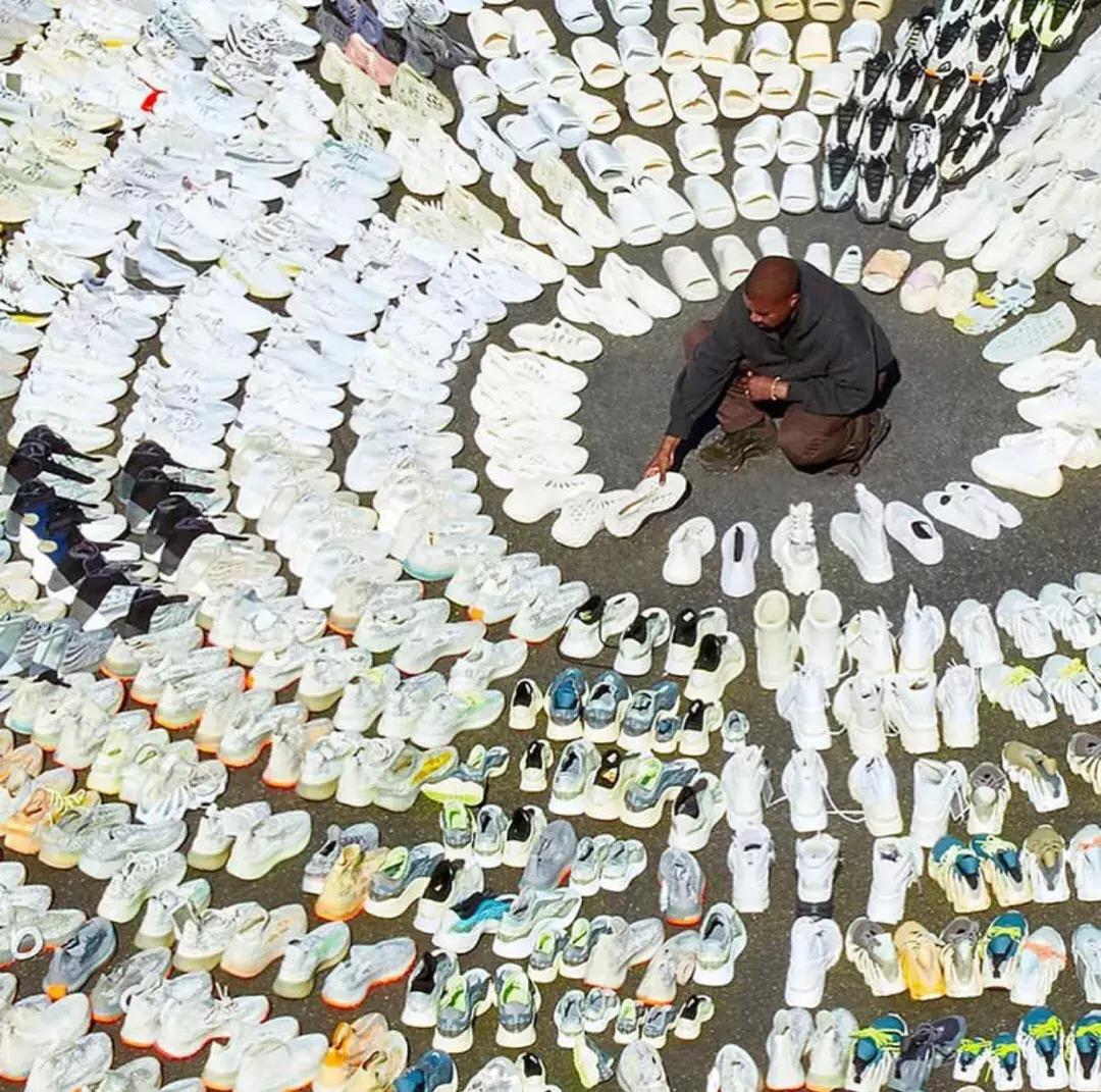 kanye把yeezy开到世界各地,kanye穿yeezy450