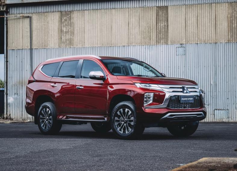 比普拉多便宜多少钱,帕杰罗劲畅对比普拉多2.7越野视频