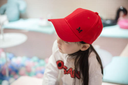 新生儿要戴帽子吗秋天,新生儿有必要戴帽子和穿袜子吗