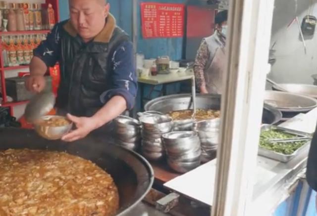 河南大哥闯江湖，大锅700斤，交10元吃到饱，红烧鸡大碗装