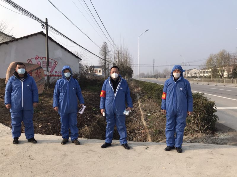 阳光明媚别外出!村干部劝阻村民获赞