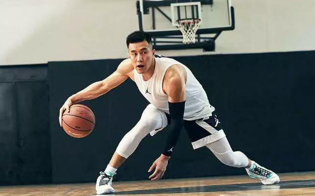 周琦耐克战靴,耐克篮球鞋被踩爆