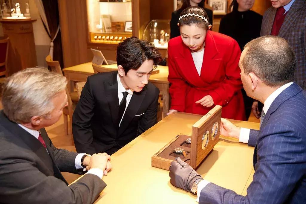 如何在不经意间露出手表,如何在冬天露出自己的手表