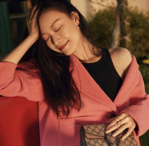 女人美不美看“皮相”，这几个部位很美的女人，上了年纪也很年轻