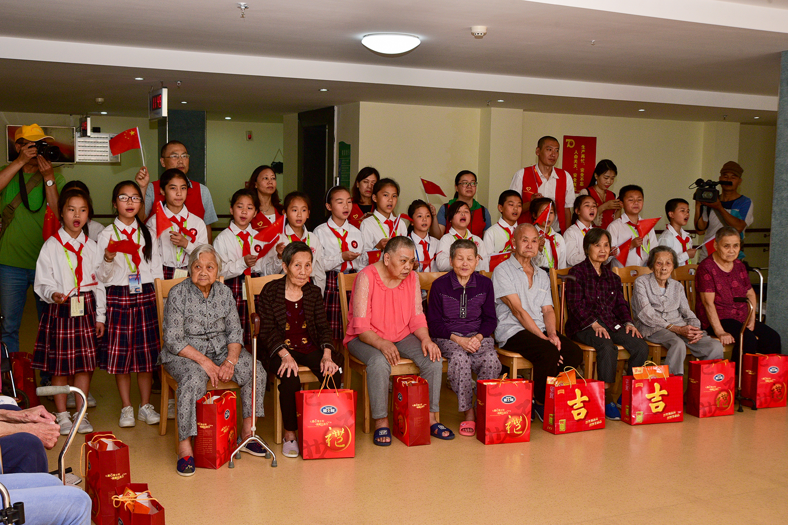 小学敬老孝贤月活动总结,尊老敬老教育活动报道