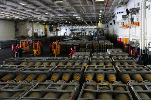 航母上的特种消防车,中国航母配备的飞机是什么型号