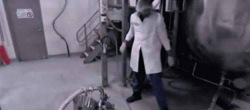 为什么防晒霜放久了有油,防晒霜放太久了沉淀了还能用吗