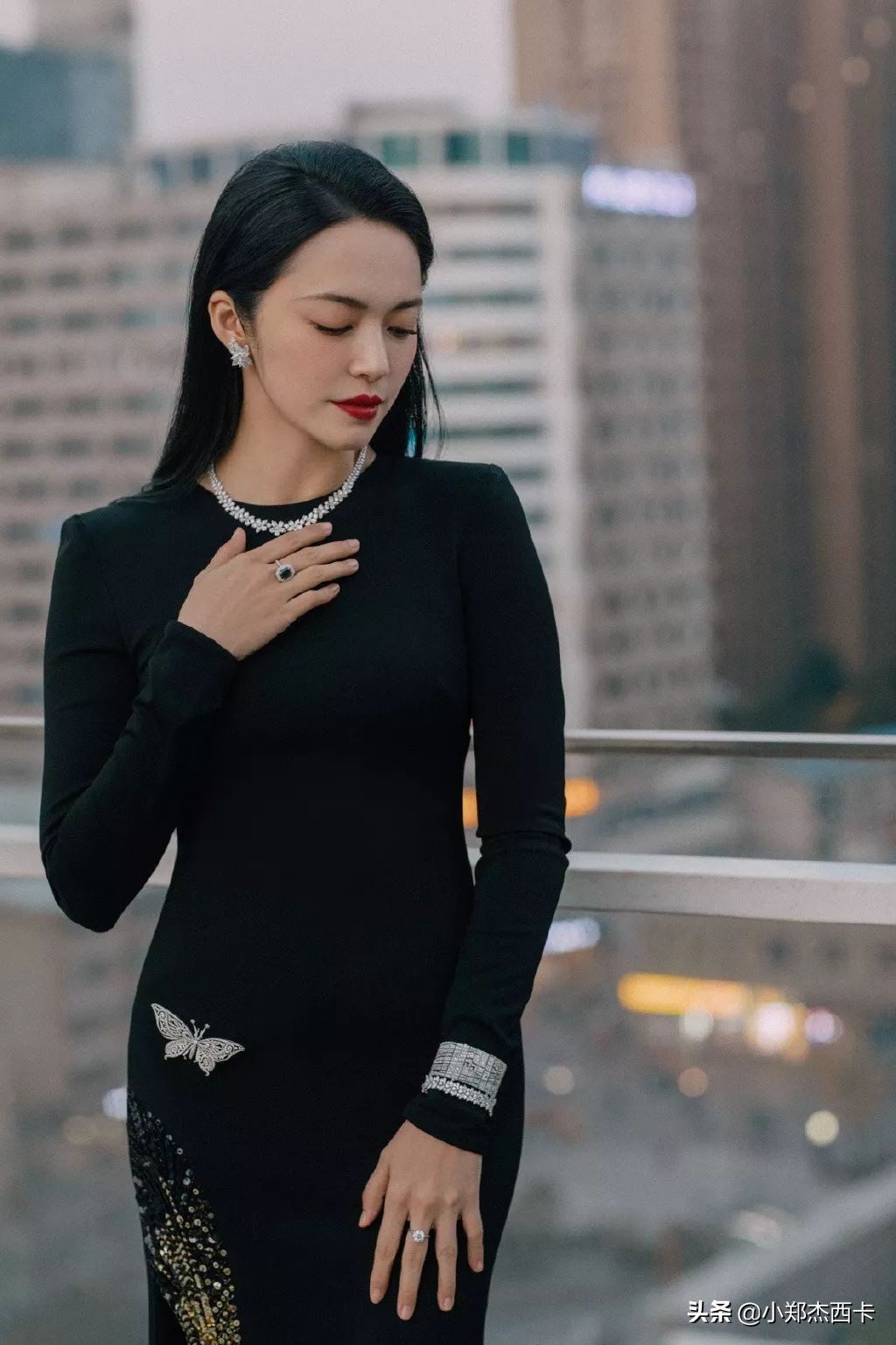 英国第一女友穿$69大衣助攻,鲍里斯大获全胜...|郑尔摩斯周报