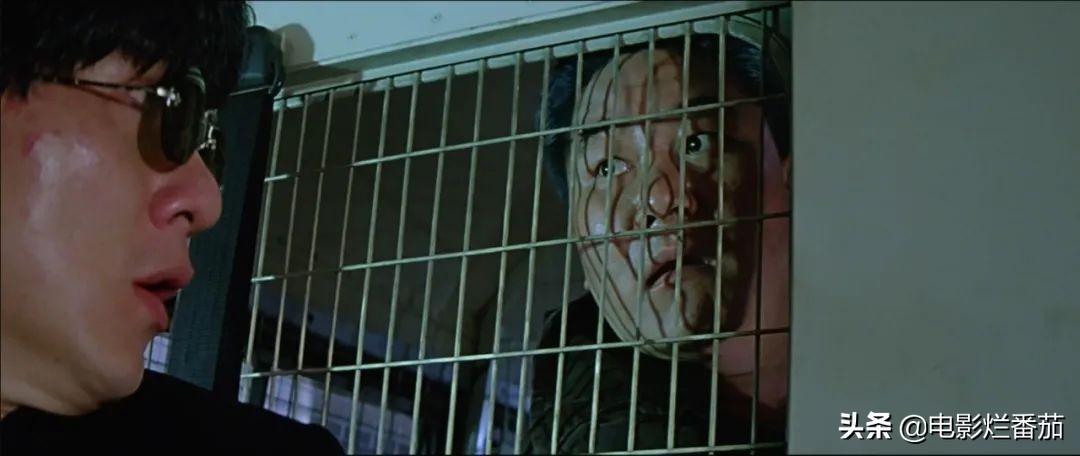 一急之下炒掉导演自己来，成龙在放火烧掉整条街后，电影终于大卖