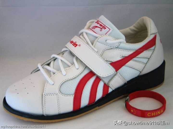 力量举可以穿举重鞋么,举重腰带要硬还是软