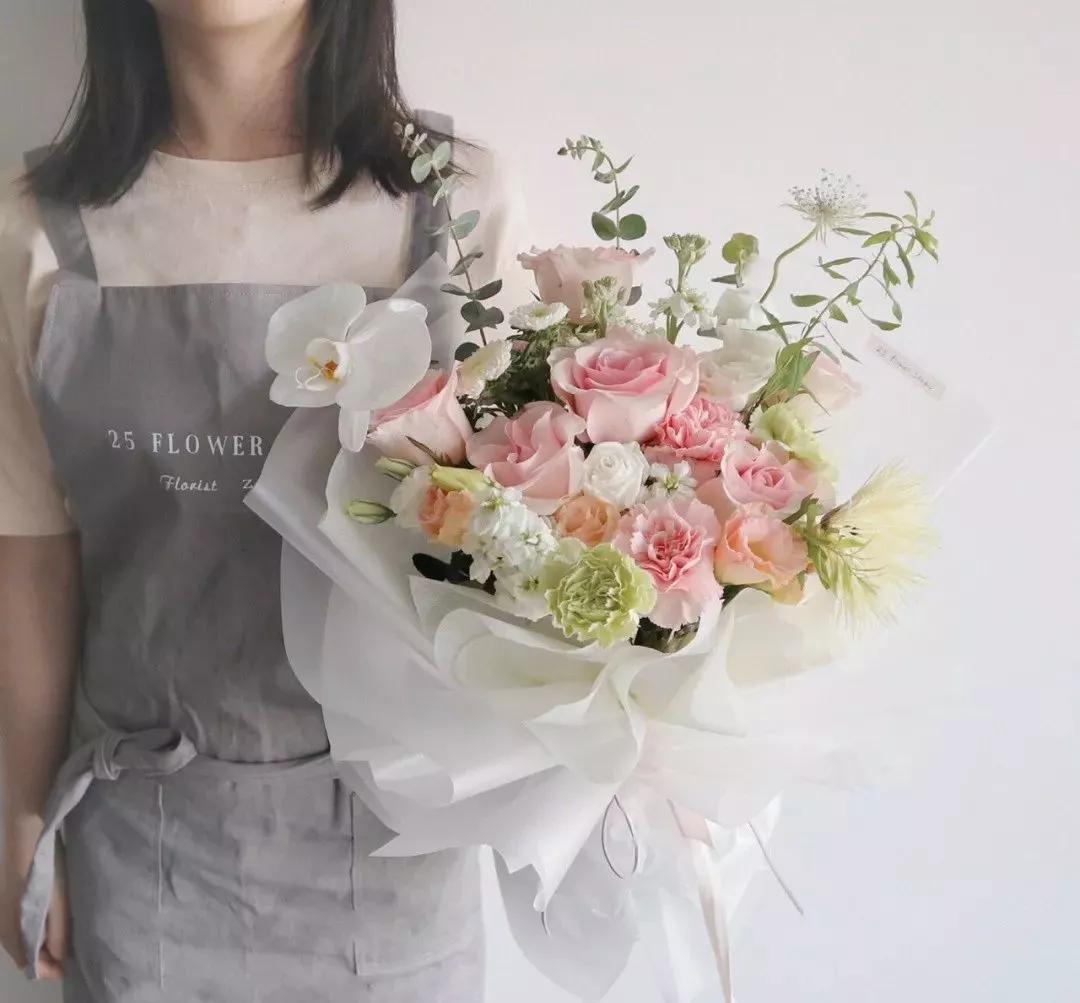 花要不要经常换水,花材正确处理方式及日常养护