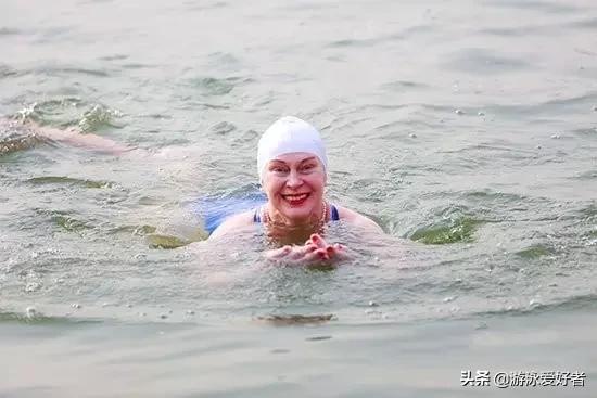 女人自妖娆，冬泳对女性有许多益处