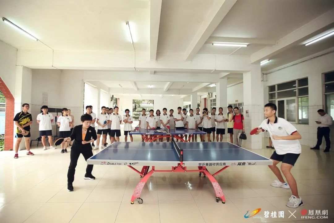 奥运冠军邓亚萍莅临国华中学，激励学子不断追求卓越