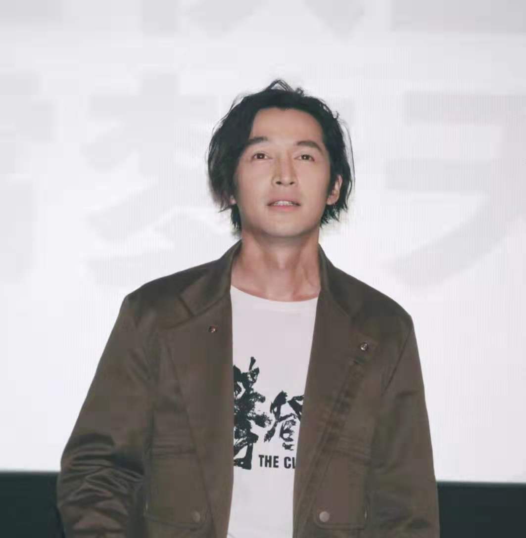 37岁胡歌长发换板寸头男人味,36岁胡歌终于换新发型