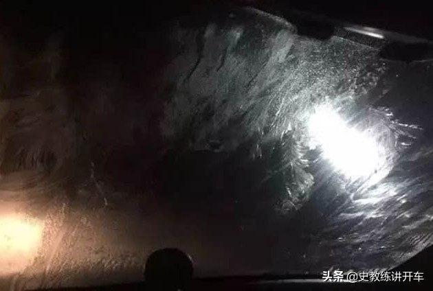 汽车前挡玻璃油膜怎么去除,怎样去除汽车前挡玻璃油膜妙招