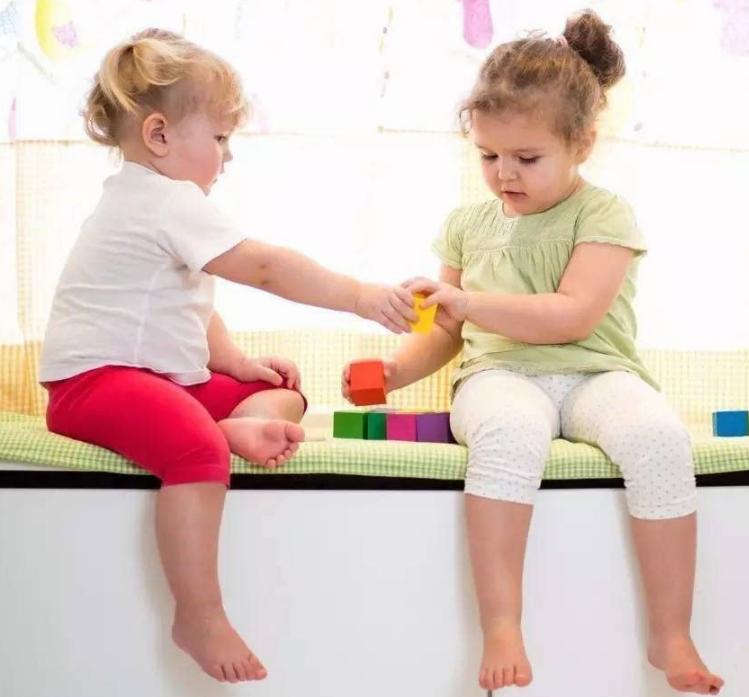 张一山同台表白杨紫会选择谁,张一山和杨紫将如何面对一纸婚约