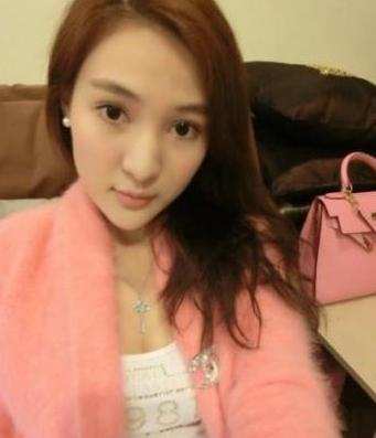 她肤白貌美，19岁开豪车，同时交往几十个男友，如今终于被抓了