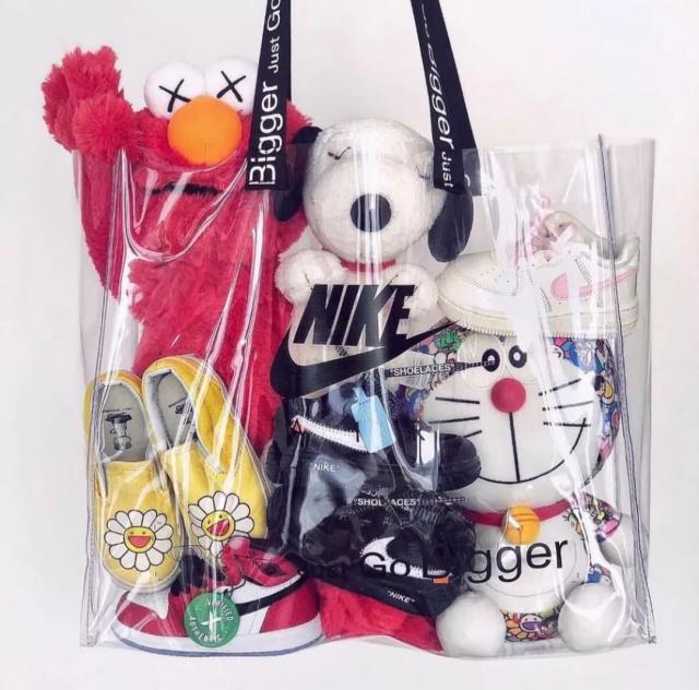 优衣库发售kaws联名款引发疯抢,优衣库uniqloxkaws的新联名