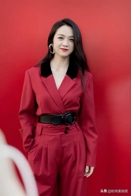 汤唯身材真丰满,穿深V衬衫配半身裙真空上阵,“夹腿坐”真养眼