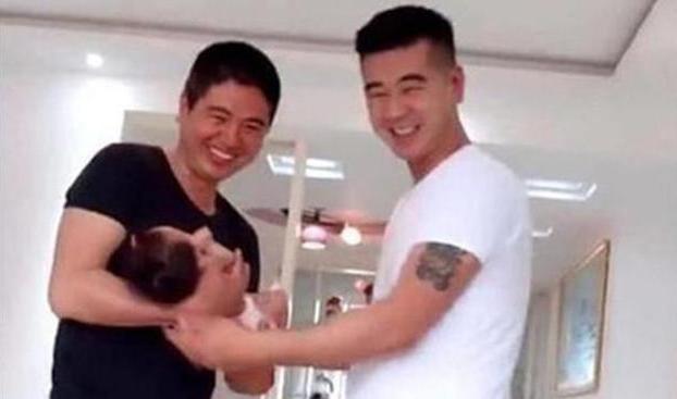 冻龄妈妈和儿子视频,冻龄妈妈和儿子酷似情侣