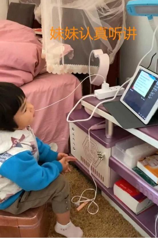 “最萌代练”火了，2岁妹妹替哥哥上网课写作业，为家里付出太多