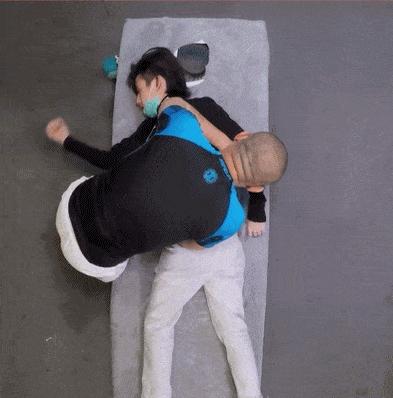 小鬼正骨治驼背,小鬼治驼背痛苦视频