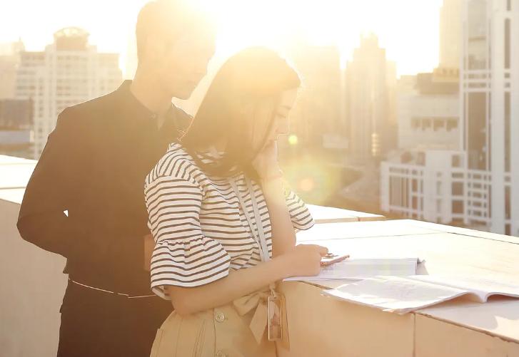 女朋友和别的男的暧昧要原谅吗,女朋友和男上司聊日常怎么办