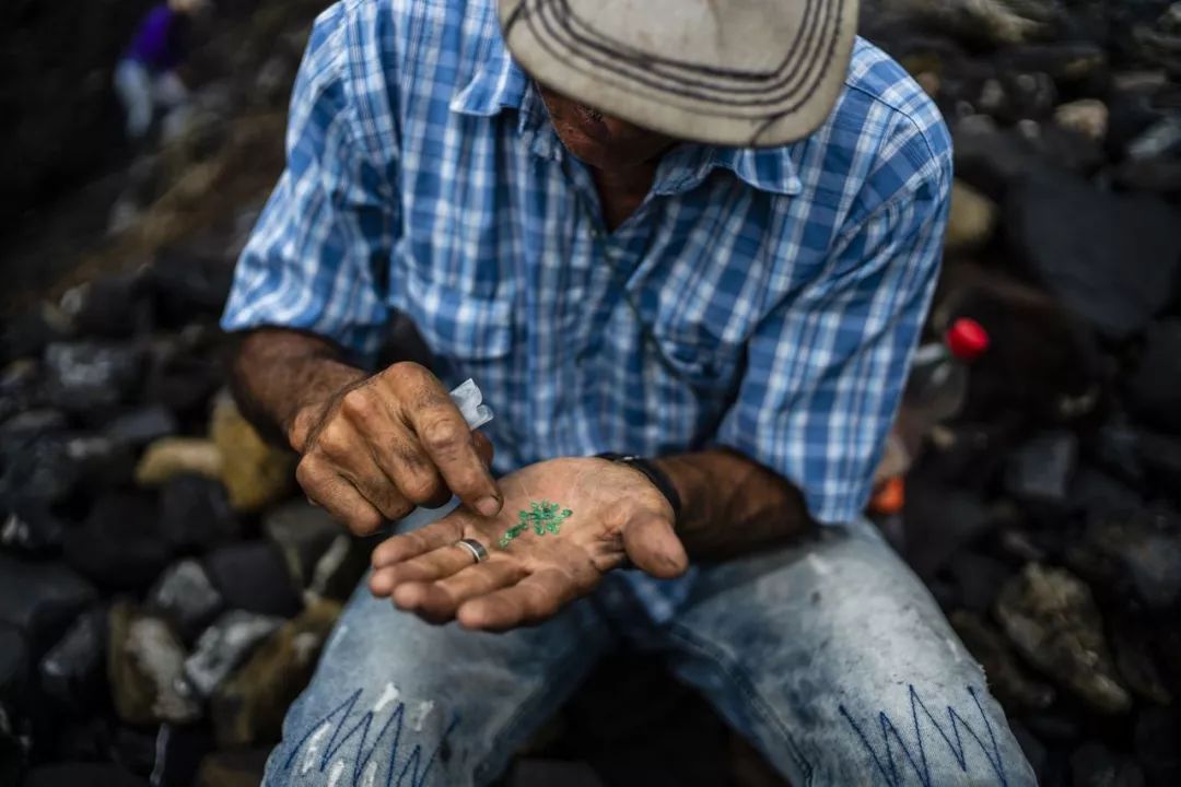 月薪2500，记录哥伦比亚祖母绿矿区女矿工的艰辛生活