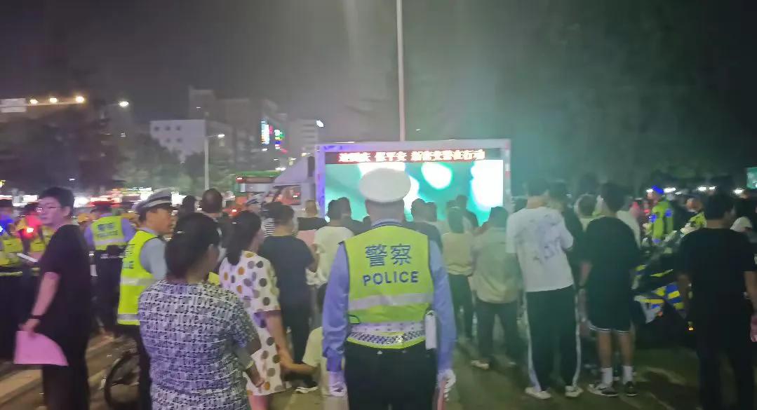 交警走进庙会开展交通安全宣传,洛宁交警开展交通安全宣传活动