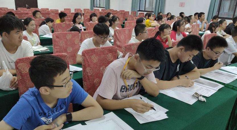 黄冈中学是全国重点高中吗,黄冈中学历来排名