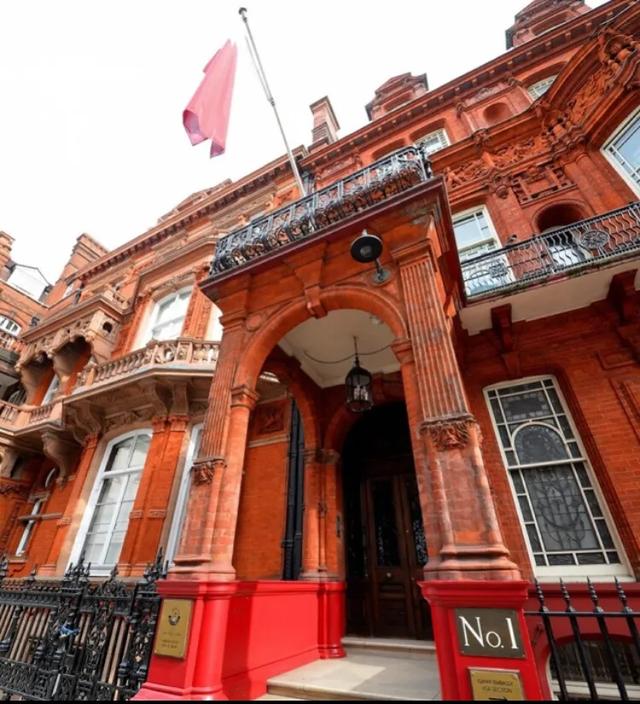 外交官强迫女秘书吸毒并性骚扰,遭拒后竟要与其女儿发生性关系