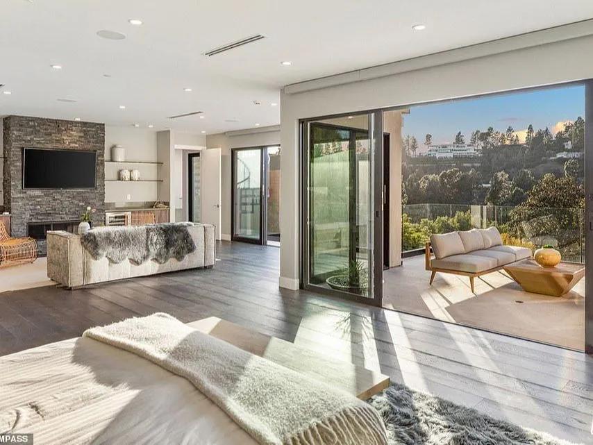 贝克汉姆成长史 (贝克汉姆年轻时和儿子对比)