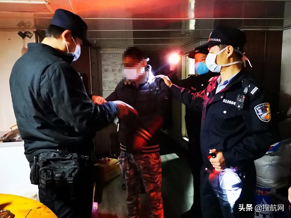 海关查获50个集装箱单船*私走**冻品，船上人员弃船逃跑被抓获