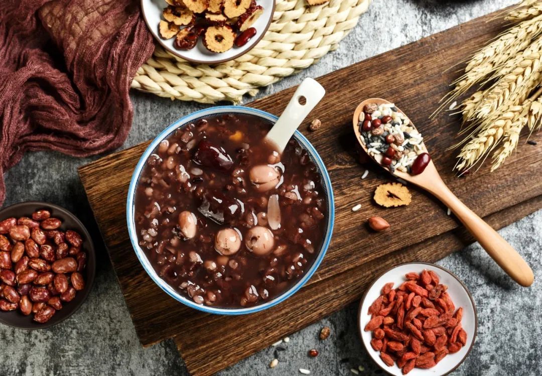 不来月经不怀孕身体浮肿咋回事,48岁不来月经小腹变大身体浮肿